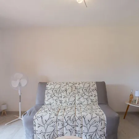 아파트 Les Regates-2 By Interhome *